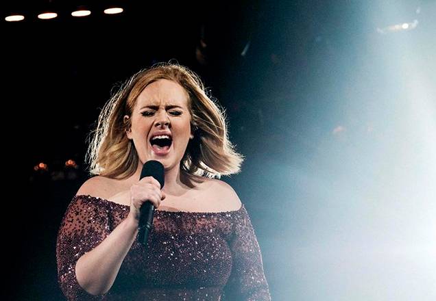 De biquíni, Adele ostenta barriguinha de fora em foto postada no Instagram