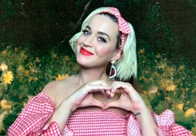 Katy Perry posta selfie cinco dias após parto e brinca sobre visual