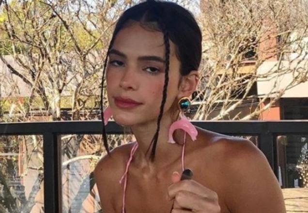 De biquíni, Bruna Marquezine curte a natureza e posta fotos