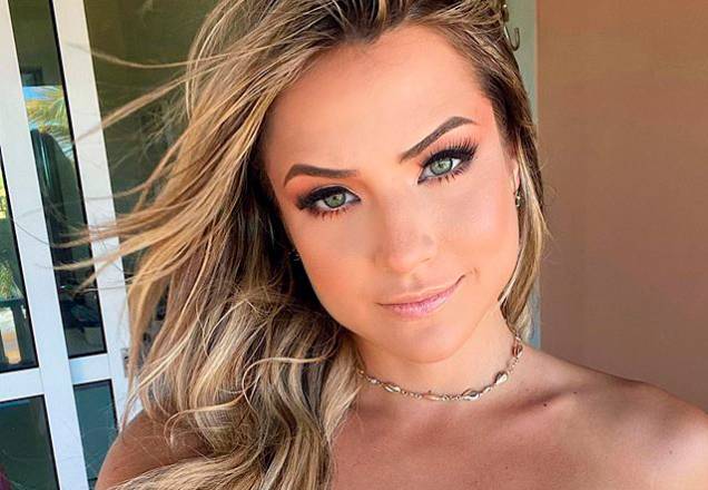 Gabi Martins posa de biquíni e abdômen definido chama atenção