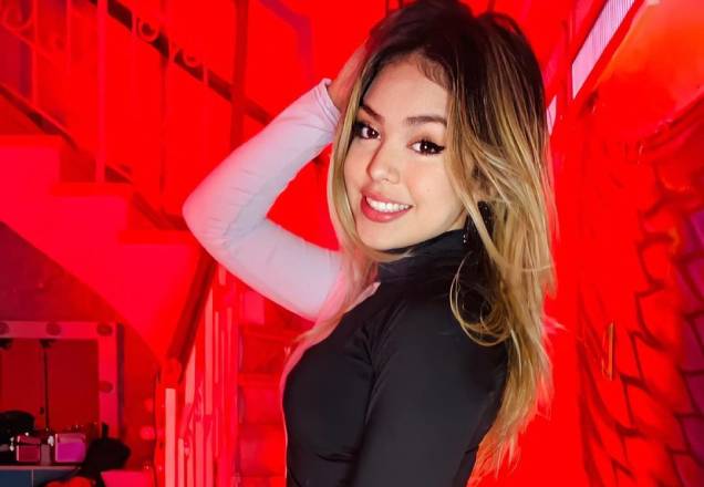 Melody exibe novo visual e pede opinião dos fãs: "vermelho ou ruivo?"