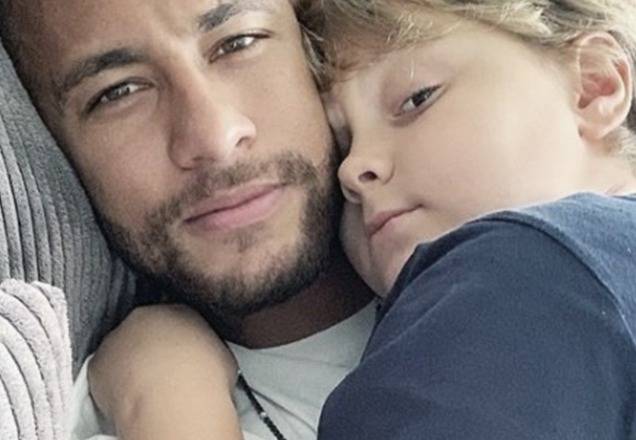 Após testar positivo para Covid-19, Neymar aparece brincando com o filho pequeno