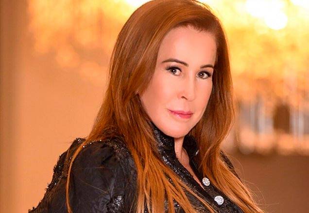 Zilu aposta em vestido justo com decote nas costas e tatuagem enorme chama atenção
