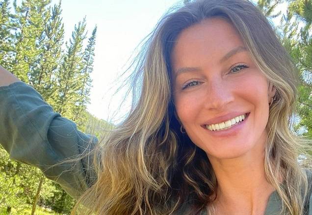 De biquíni, Gisele Bündchen surpreende com corpo escultural