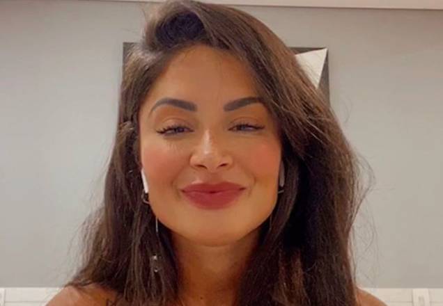 Aline Riscado mostra bumbum ao posar de biquíni durante procedimento estético
