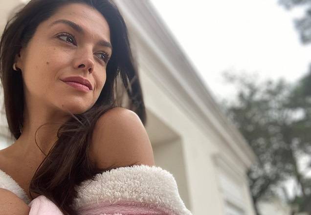 Thais Fersoza brinca com os filhos em foto antiga e reflete: "Dias felizes"