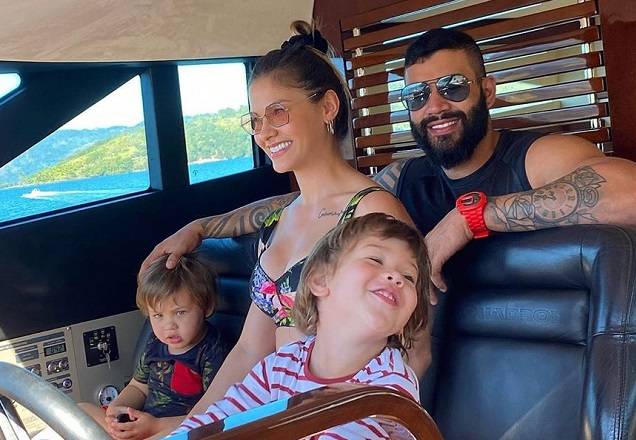Filhos de Gusttavo Lima roubam a cena e Andressa Suita brinca: "Foto perfeita"