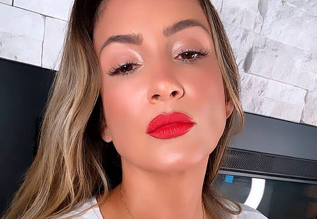 Claudia Leitte "engana" filha, troca chocolate por brócolis e diverte