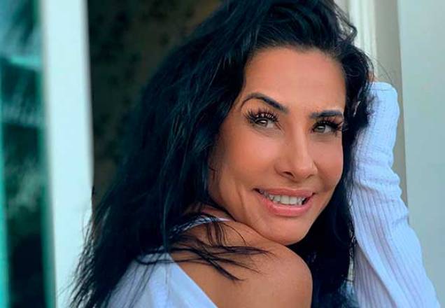 Musa do verão! Scheila Carvalho exibe corpão em clique curtindo piscina