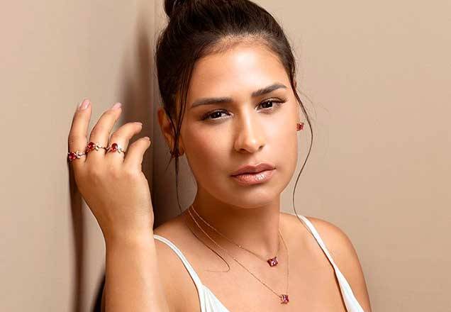Simone mostra que calça não fecha e deixa barriguinha à mostra