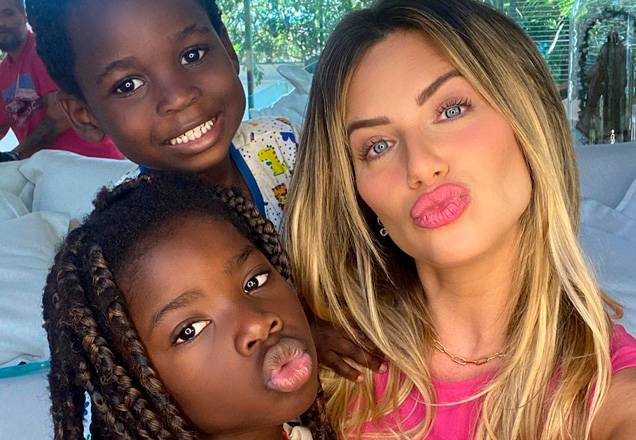 Giovanna Ewbank mostra Titi e Bless no maior estilo, combinando acessórios