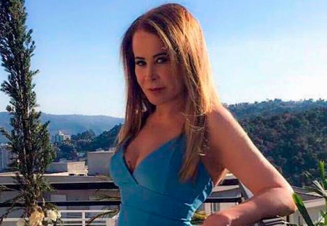 Zilu sensualiza com camisola rendada e curvas chamam atenção