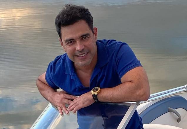 Em família, Zezé Di Camargo posa ao lado dos três netos: "Lindos"