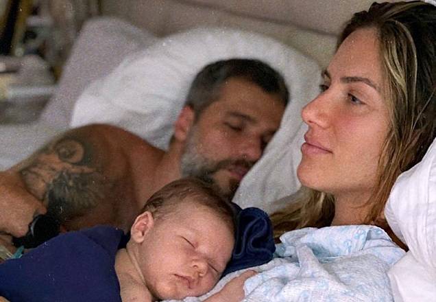 Giovanna Ewbank e Bruno Gagliasso festejam dois meses de Zyan e emocionam