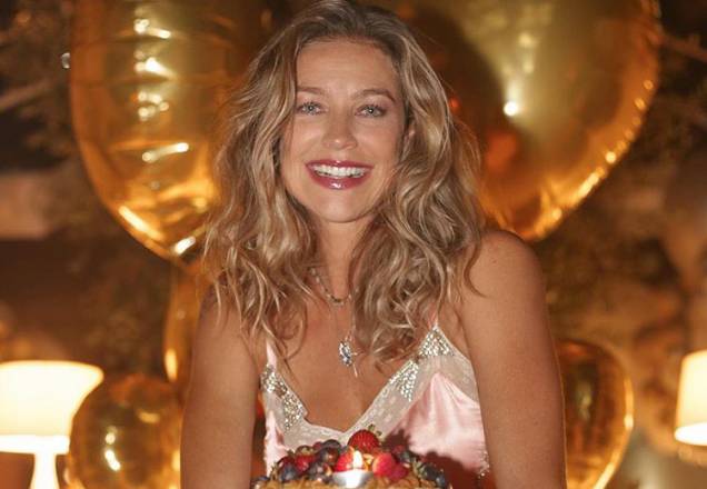 Luana Piovani compartilha fotos do aniversário de 44 anos