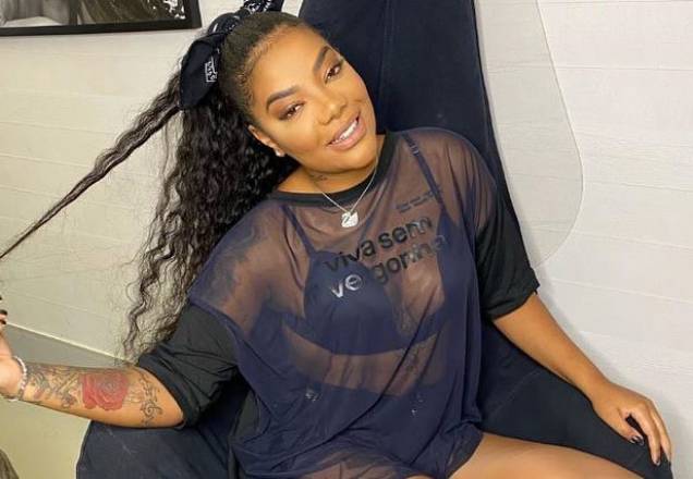 Rebolando o bumbum, Ludmilla exibe closet enorme de sua casa