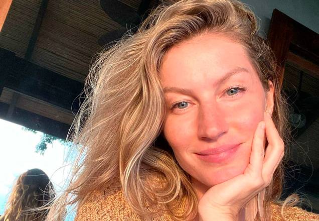Gisele Bündchen encanta ao mostrar momento de chamego com seu cachorro