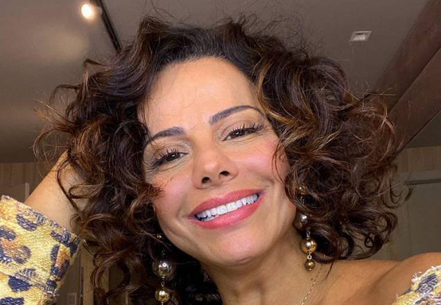 Viviane Araújo posa vestida de borboleta em ensaio fotográfico sensual