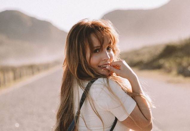 Larissa Manoela relembra clique em Porto Seguro durante viagem de formatura