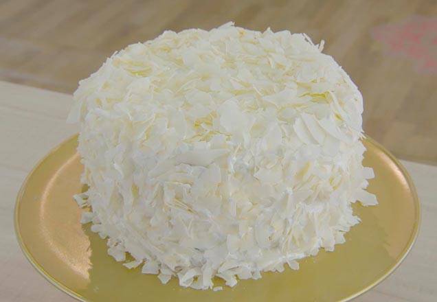 Saiba como fazer o Bolo de Coco com Recheio de Baba de Moça
