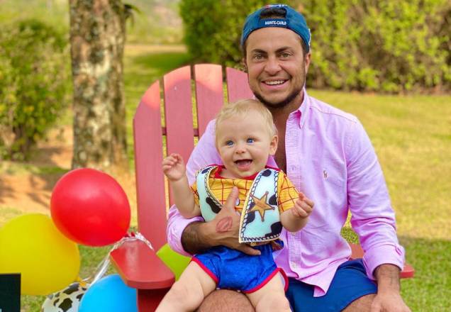 Thammy celebra mêsversário de Bento com festa temática