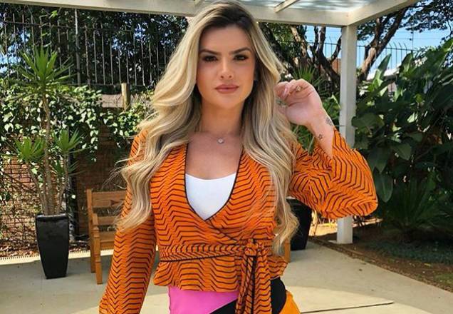 À beira da piscina, Mirella Santos esbanja cintura fina e bumbum chama atenção