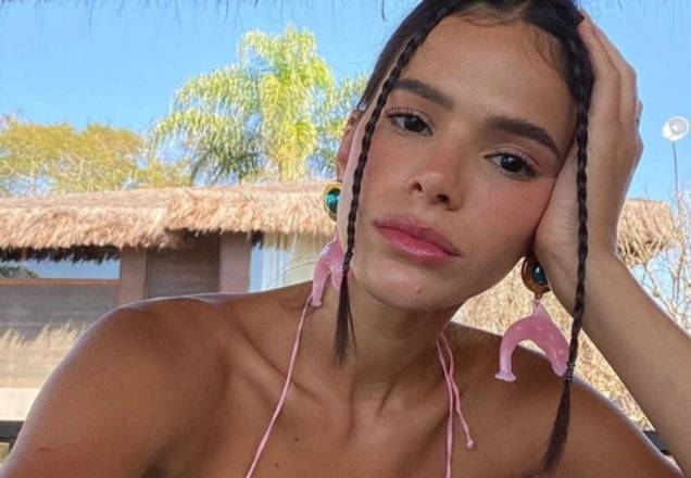 Curtindo a natureza, Bruna Marquezine arranca elogios ao surgir de maiô cavado