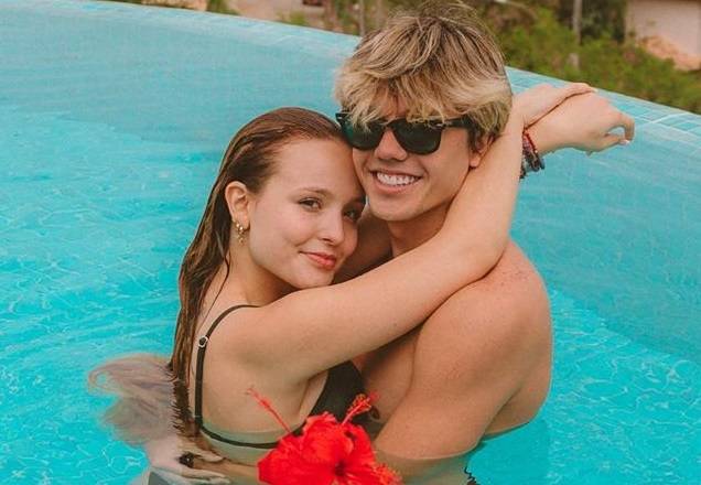 Larissa Manoela comemora aniversário de namoro: "Meu fechamento"