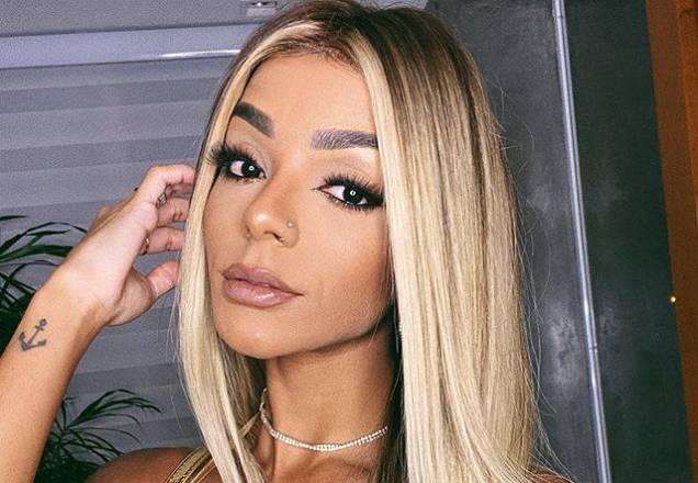 Brunna Gonçalves posa de biquíni estampado e esbanja corpaço