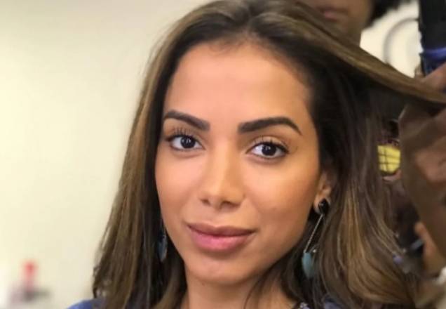 Prestes a lançar música, Anitta dá 15 entrevistas num dia e tem 10 minutos pra comer