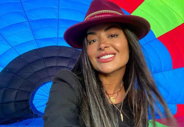 Aline Riscado surge sensual em clique usando biquíni colorido