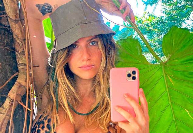 Giovanna Ewbank posa com biquíni de oncinha e detalhe chama atenção 