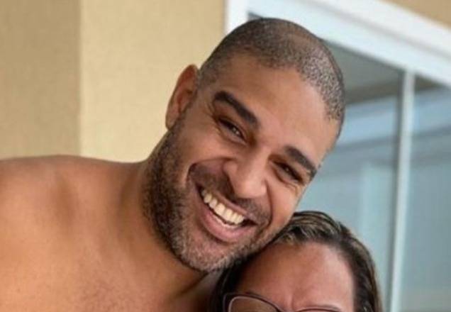 Adriano Imperador faz teste de Covid-19 e dispara: "Xô, vírus"