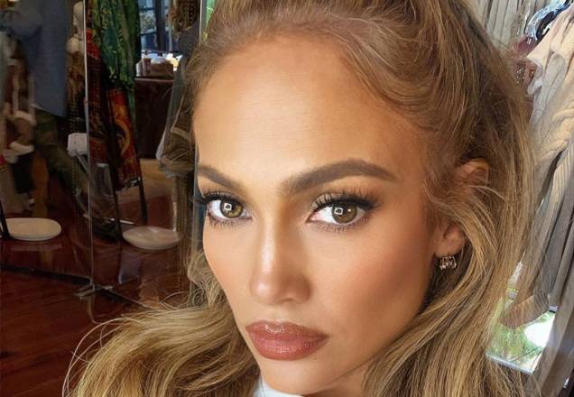 Aos 51 Anos Jennifer Lopez Ostenta Boa Forma Em Registro De Biquíni Sbt Tv Sbt Tv 