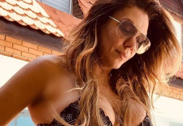 Simony arranca elogios ao surgir deslumbrante com look vermelho