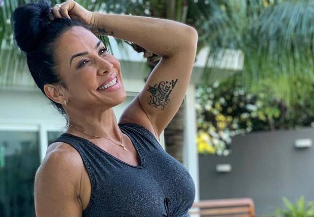 Scheila Carvalho esbanja corpaço em clique com maiô cavado