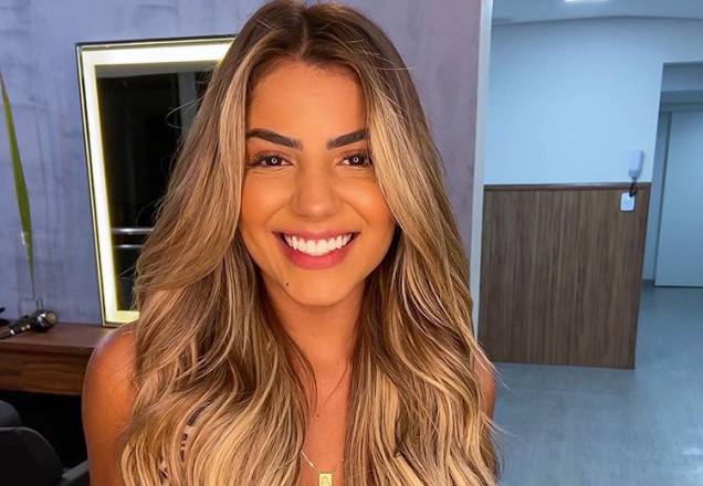 Hariany Almeida posa de biquíni e esbanja barriga sarada