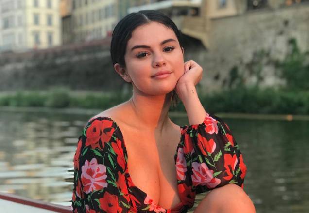 Selena Gomez mostra pela primeira vez cicatriz de transplante de órgãos