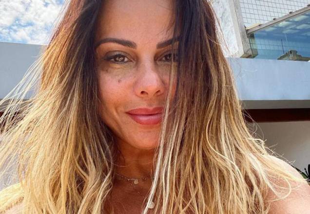 Viviane Araújo posa de maiô e deixa bumbum à mostra