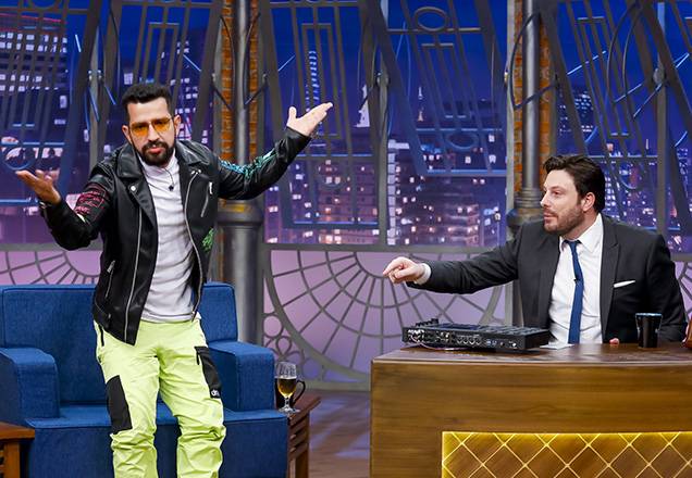 Dennis DJ e Danilo Gentili improvisam nas batidas e relembram clássicos do funk