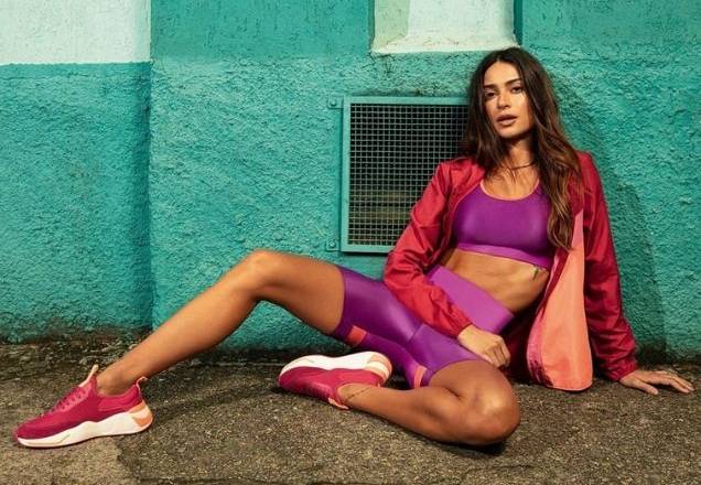 Thaila Ayala faz temperatura subir em banho refrescante