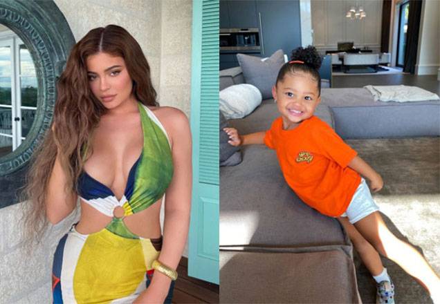 Filha de Kylie Jenner usa mochila avaliada em 67 mil reais
