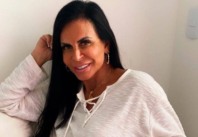 Gretchen surpreende e se casa usando tênis