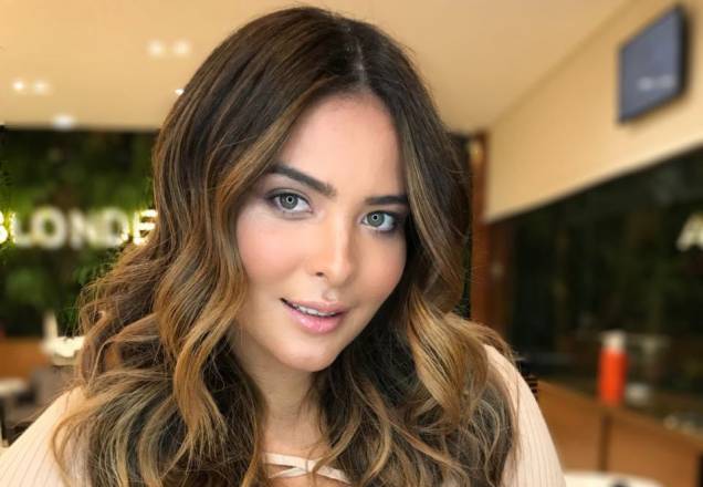 Geisy Arruda posa de lingerie e reclama de foto censurada: "Hipocrisia"