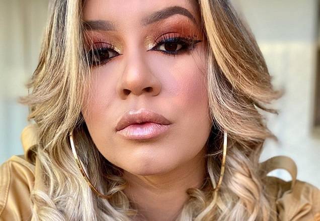 Marília Mendonça exibe marquinha de biquíni em foto arrasadora