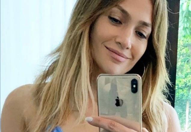 Aos 51 anos, Jennnifer Lopez posa para fotos e corpão impressiona