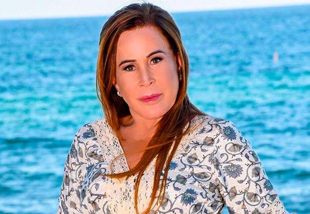 Aos 62 anos, Zilu aparece com biquíni de tira e cinturinha PP chama atenção
