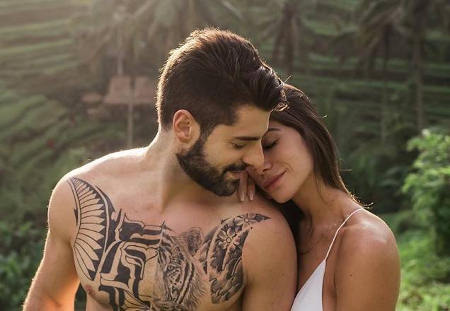 Esposa de Alok posa com maiô cavado e ostenta corpão escultural