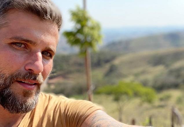 Bruno Gagliasso planta árvore e brinca: "Agora só faltam 9.999"