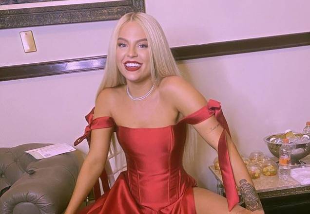 De biquíni, Luísa Sonza aparece sentada empinando bumbum gigante